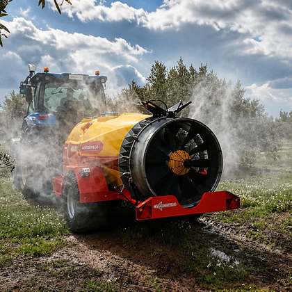 Tratamiento del olivar con atomizador